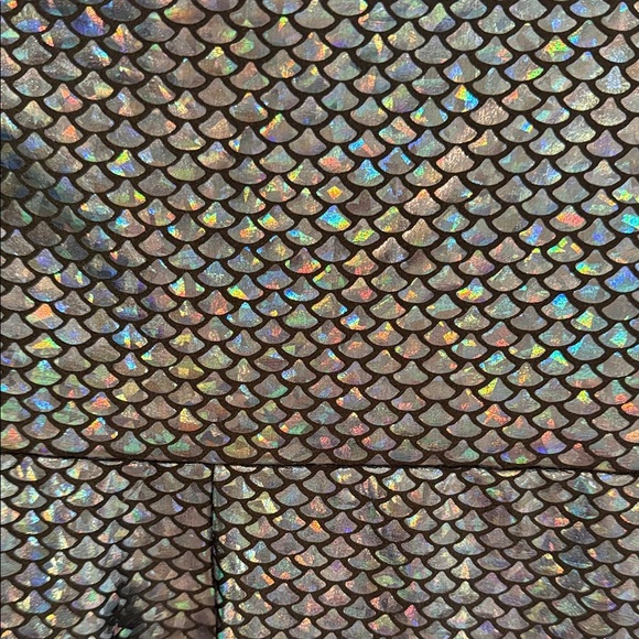 NWT Emily HSU designs Holographic Scale Pattern Leggings size Large - Picture 2 of 5